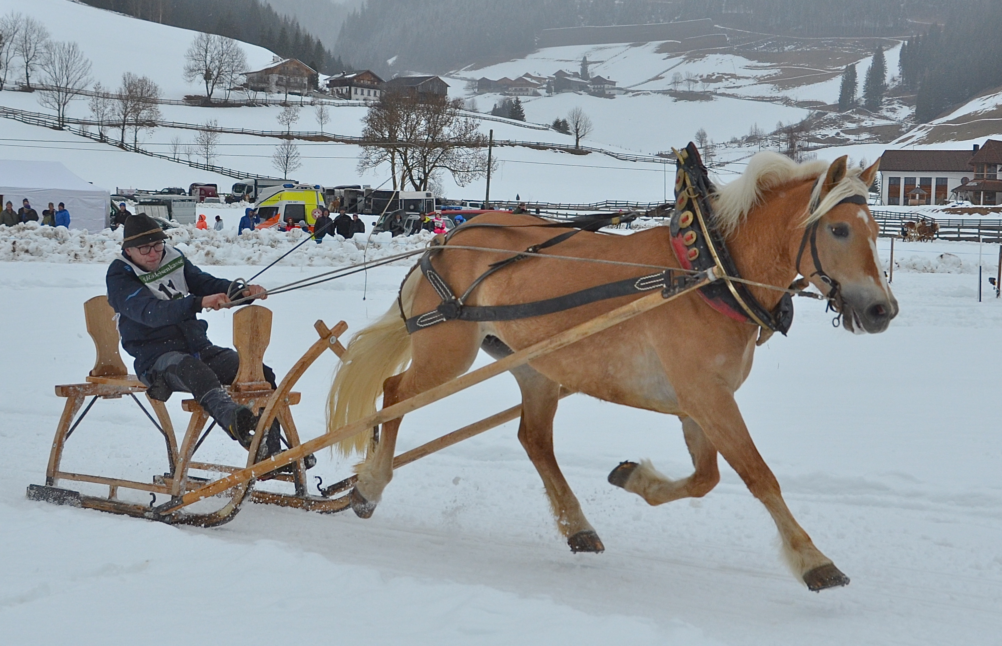 Schneidständer mit senkrechtem oder waagerechtem Schneidschlitten