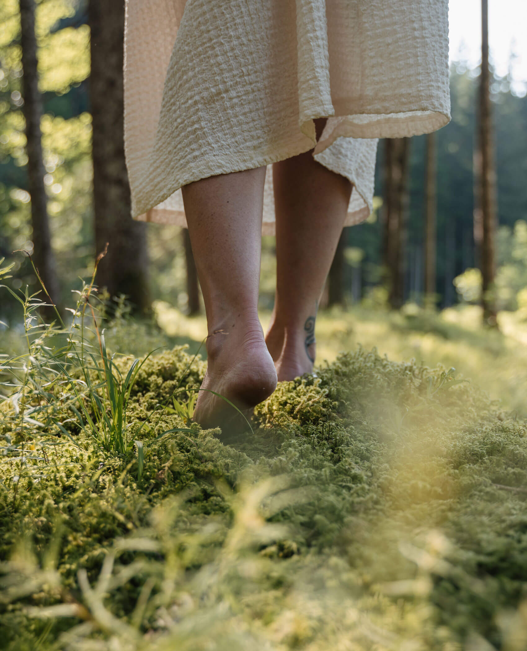 Donna a piedi nudi nella foresta
