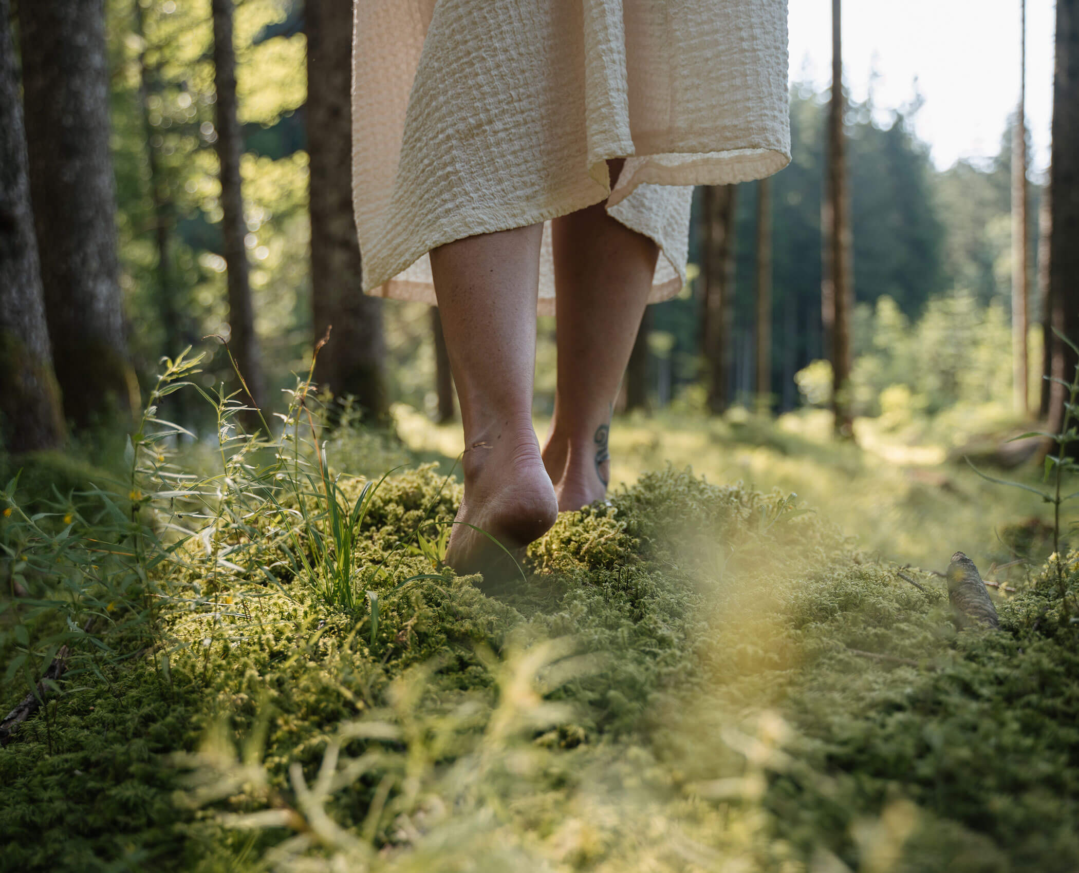 Donna a piedi nudi nella foresta