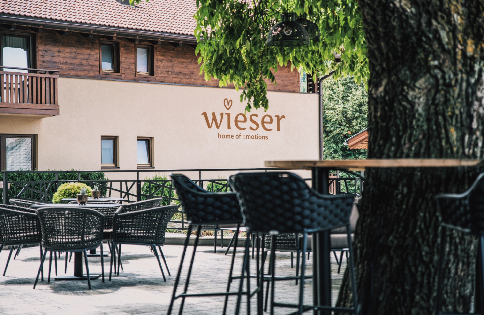 Das Hotel Wieser von außen mit der Terrasse im Vordergrund
