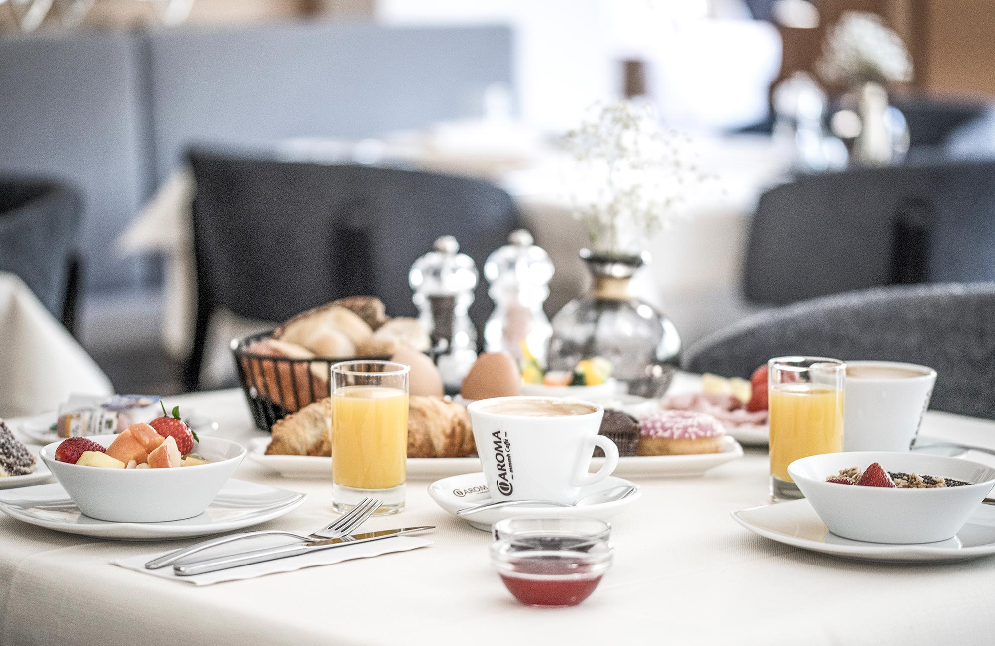 Frühstückstisch mit Kaffee und frische gepressten Säften - Hotel Wieser

