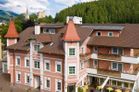 Hotel Blitzburg (Brunico) in estate