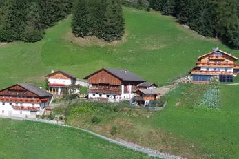 Oberhof (Vintl) im Sommer