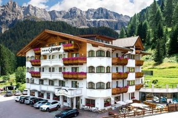 Savoy Dolomites Luxury Hotel (Wolkenstein) im Sommer