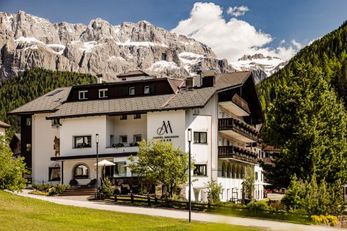 Hotel Mignon (Selva di Gardena) in estate