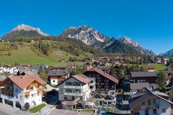 Hotel Teresa (St. Vigil in Enneberg) im Sommer
