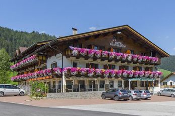 Hotel Pragserhof (Prags / Außerprags) im Sommer