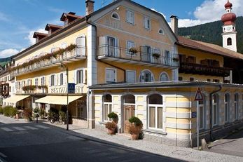 Emma Historic Hotel (Niederdorf) im Sommer