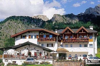 Hotel Scoiattolo (Wolkenstein) im Sommer