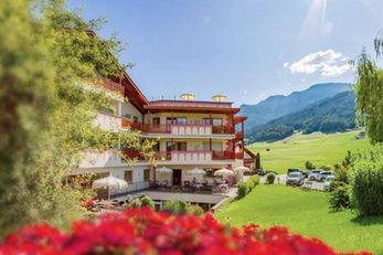 Hotel Castel Oswald von Wolkenstein (Kastelruth) im Sommer