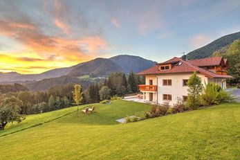 Apartments Unterguggenberg  (St. Lorenzen) im Sommer