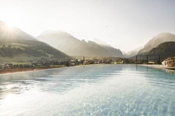 Excelsior Dolomites Life Resort (St. Vigil in Enneberg) im Sommer