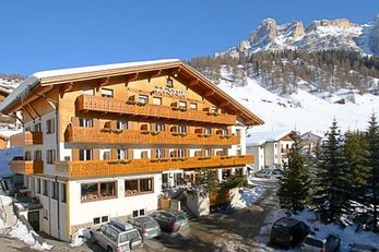 Hotel La Stüa (Abtei / St. Kassian) im Winter