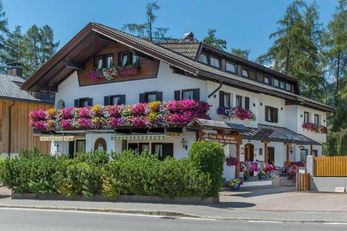 Garni Villa Bachmann (Toblach) im Sommer