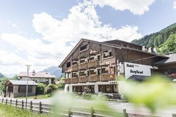 Hotel Bergland (Ahrntal / Steinhaus) im Sommer