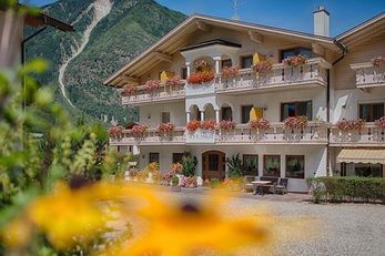 Hotel Mair (Sand in Taufers / Kematen) im Sommer