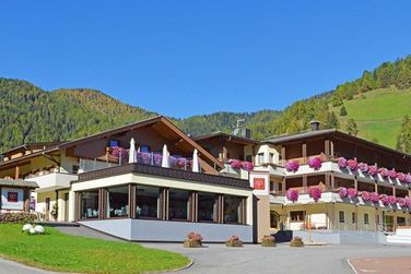 Hotel Trenker (Prags / St. Veit) im Sommer