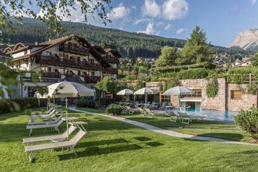 Hotel Engel (St. Ulrich) im Sommer