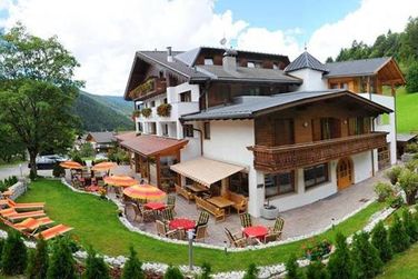 Hotel Monte Paraccia (St. Vigil in Enneberg) im Sommer