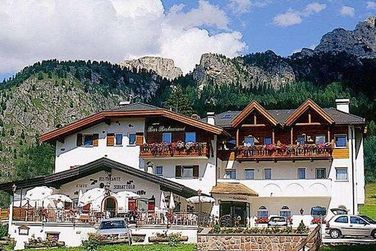 Hotel Scoiattolo (Selva di Gardena) in estate