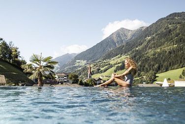 Stroblhof - active family spa resort (St. Leonhard in Passeier) im Sommer