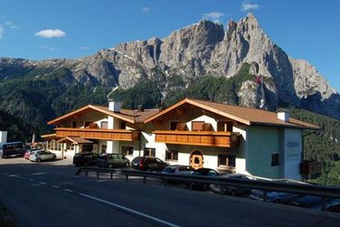 Hotel Gstatsch (Kastelruth) im Sommer