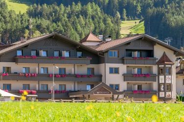 Hotel Tannenhof (Bruneck / Reischach) im Sommer