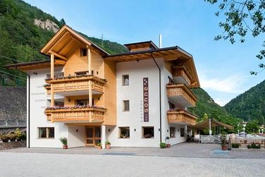 Gasthof zur Sonne (Karneid) im Sommer