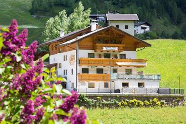 Gasthof Pension Trausberg (Moos in Passeier) im Sommer