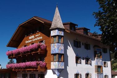 Hotel Enzian (Seis am Schlern) im Sommer