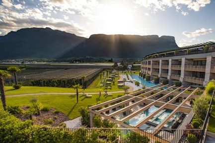 Weinegg Wellviva Resort (Eppan / Girlan) im Sommer