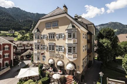 Hotel Am Stetteneck (St. Ulrich) im Sommer