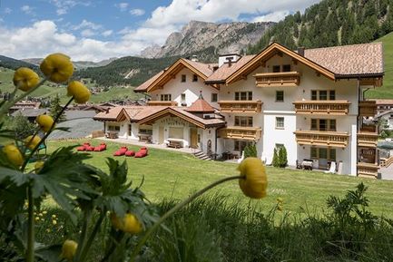 Hotel Somont (Wolkenstein) im Sommer