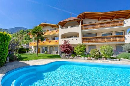 Dorfhotel Mehrhauser (Nals) im Sommer