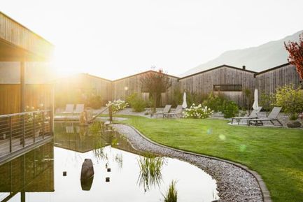 Amolaris Garden Lodges &  Guesthouse (Latsch / Goldrain) im Sommer