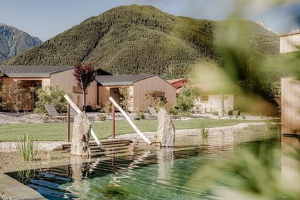 Amolaris Garden Lodges &  Guesthouse (Latsch / Goldrain) im Sommer