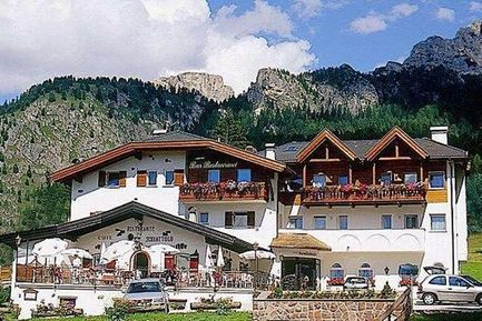 Hotel Scoiattolo (Wolkenstein) im Sommer