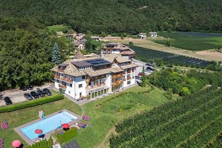 Hotel Steinegger (Eppan) im Sommer