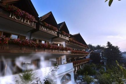 Genießerhotel Alpenhof (Ulten / St. Walburg) im Sommer