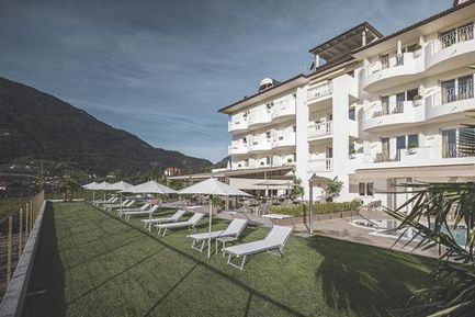 Hotel Maria Theresia (Algund) im Sommer