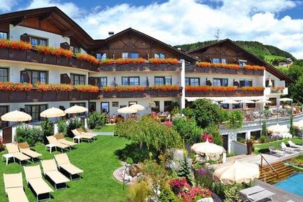 Hotel Hirzer (S. Martino in Passiria) in estate