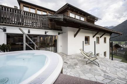 Cësa Sassela (St. Ulrich) im Sommer