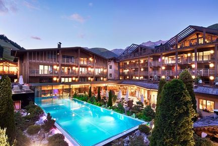 Hotel Quelle Nature Spa Resort (Gsies / St. Magdalena) im Sommer