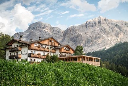 Hotel Ciurnadú (Wengen) im Sommer