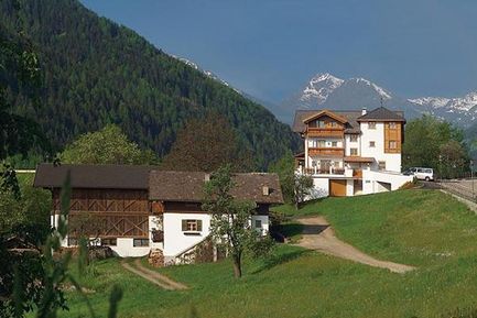 Hotel Seerast (Ulten / St. Walburg) im Sommer