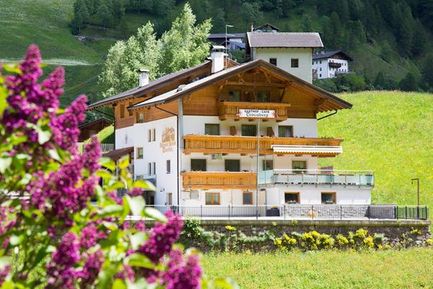 Gasthof Pension Trausberg (Moos in Passeier) im Sommer