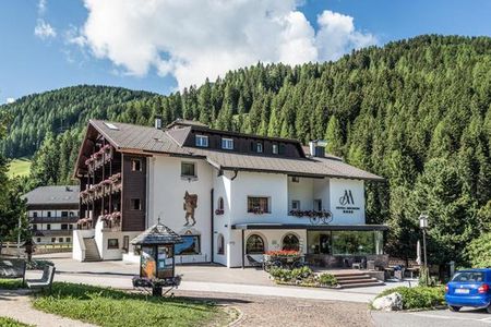 Hotel Mignon (Wolkenstein) im Sommer