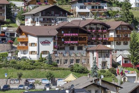 Hotel Carmen (St. Christina) im Sommer