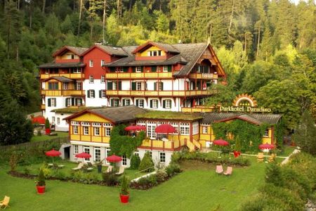 Parkhotel Sole Paradiso (Innichen) im Sommer