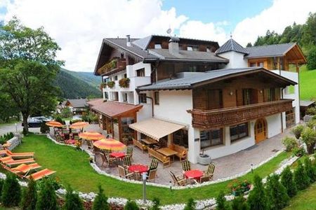 Hotel Monte Paraccia (St. Vigil in Enneberg) im Sommer